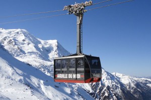 V kabinski žičnici v masivu Mont Blanca je noč preživelo 33 turistov