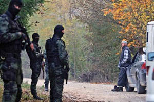 Drama v Srbiji: ob vzklikih »Allahu Akbar« z mačeto napadel policijo