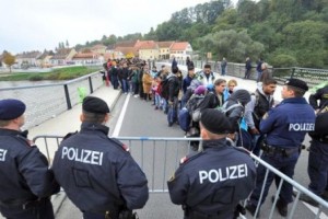 Avstrijski policisti ilegalne migrante napotili nazaj v Slovenijo