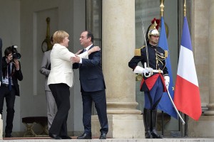 Merklova in Hollande za jasen načrt za okrepitev EU
