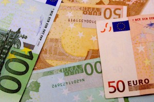 Povprečna julijska plača nominalno nižja, realno približno enaka kot junija