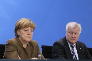 Zadnji opomin: Seehofer (CSU) Merklovi zagrozil s prekinitvijo odnosov s CDU