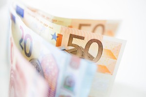 Državni proračun konec poletja za 0,53 milijarde evrov v rdečih številkah