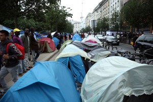 Pariška policija začela prazniti tabor s 1500 migranti