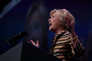 Novinar Jones trdi, da ima Hillary Clinton možganski tumor in da so ji dnevi šteti
