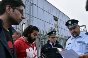 FOTO: Na Viču protestirajo begunci: Po pet nas je v sobi, že dva meseca nismo dobili denarja!