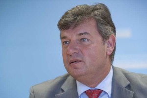 Poslanci bodo več kot 13 ur mrcvarili ministra Gašperšiča