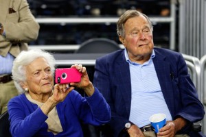 Nekdanji ameriški predsednik Bush starejši bo morda volil Hillary Clinton
