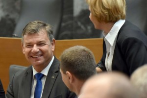 Gašperšič ostaja minister, za interpelacijo glasovalo le 13 poslancev