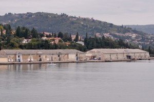 V Portorožu avto zletel v morje, voznika sta pred utopitvijo rešila policista