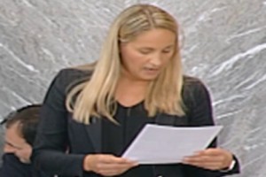 Poslanka SMC Maruša Škopac preklinjala v mikrofon