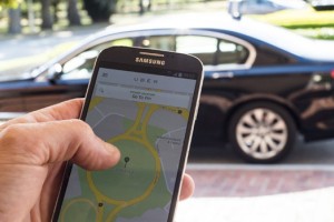 V Zagrebu zažgali avtomobil voznika Uberja