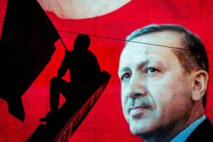 Erdogan za tri mesece podaljšala izredne razmere v Turčiji