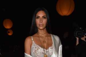 Oborožena moška v Parizu oropala Kim Kardashian