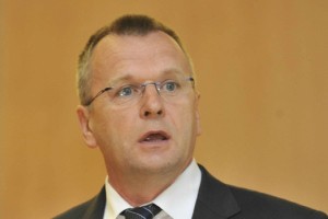 Razrešeni Ivanušič toži Pozavarovalnico Sava: nazaj hoče službo in povračilo za par mesecev