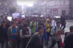 Upor migrantov v Beogradu: pretepi, kaos, blokada cest (VIDEO)
