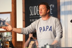 "Terorist" Jamie Oliver je Špance razjezil s klobaso v paelli