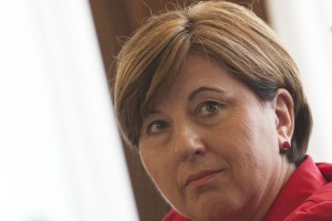 Saj ni res, pa je: Ljudmila Novak se je ustrelila v koleno!