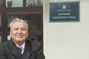 Državo toži za 150.000 evrov, ker so ga razglasili za "moralno in strokovno sporno osebo"