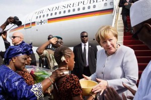 Merklova v Afriki išče rešitve za ustavljanje migracij