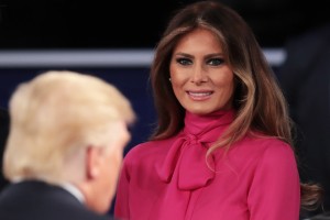 Je Melanija na debati izzivala s provokativno "pussy bow" pentljo?