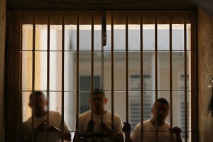 Evropski zapori kot kalilnica džihadistov: IS novači člane kriminalnih tolp