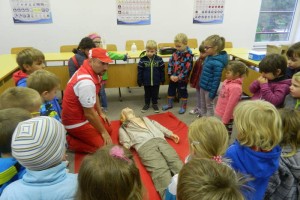 Vrtčevski otroci spoznavali defibrilator