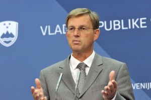 Miro Cerar o še eni preložitvi prodaje NLB