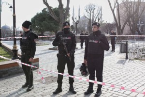 V Turčiji sta se razstrelila samomorilska napadalca, ubiti še trije policisti