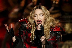 Madonna mami volivce: Glasujte za Clintonovo in si prislužite oralni seks z menoj