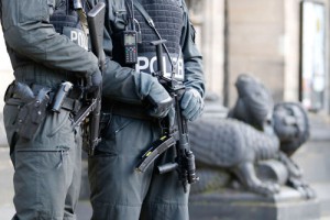 Umrl policist, ki ga je hudo ranil nemški neonacist