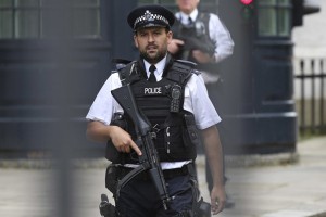 V Londonu na vlaku našli sumljiv paket; policija s paralizatorjem nad osumljenca