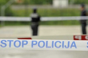 Maskiranec z nožem grozil cvetličarki in pobegnil z denarjem
