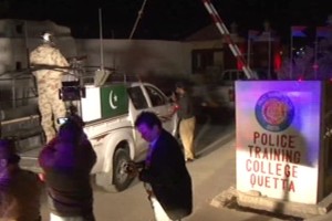 Pakistan: skrajneži napadli policijsko akademijo in ubili na desetine ljudi