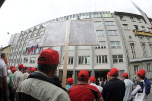 Najslabše plačani javni uslužbenci bodo protestirali pred vlado