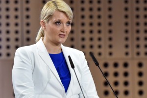Kraval v Mariboru: ministrica zavrnila »selfie«, policija pa je občana kar oglobila 