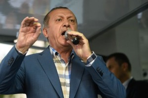 Erdogan zaradi udara odpustil novih 10.000 javnih uslužbencev, zaprl 15 medijev