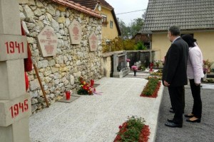 FOTO: Položitev cvetja in sveč na spominska obeležja v občini Šentjernej