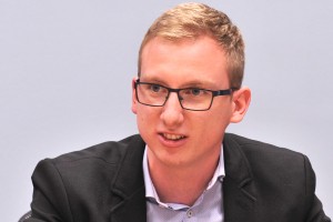 Za nenačelno levo-desno koalicijo se skrivajo službe za nekatere mlade politike