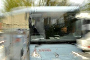 Ukradel avtobus, se z njim zaletel in ga zapustil na robu Maribora