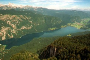 Bohinjsko jezero je zaradi dežja naraslo za več kot dva metra