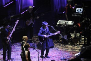 Umrl legendarni kanadski pevec Leonard Cohen