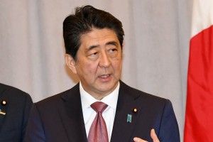 Japonski premier Abe vztraja pri premestitvi ameriškega letalskega oporišča na Okinavi