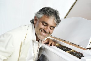 Andrea Bocelli požel stoječ poklon napolnjenih Stožic