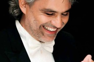 Andrea Bocelli požel stoječ poklon napolnjenih Stožic