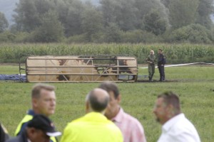 Posnetki balonarske nesreče na Barju: goreča košara, temni oblaki