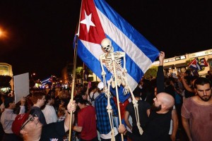 FOTO in VIDEO: Kubanci v ZDA slavijo: "Satan, Fidel je zdaj tvoj!"