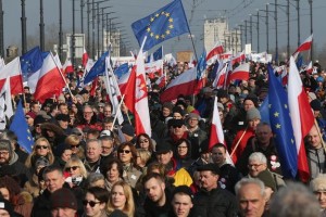 Poljska državnim in cerkvenim shodom daje prednost pred protesti