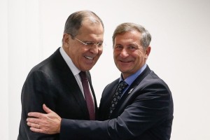 Razlog, zakaj Erjavec Trumpa in Putina vztrajno vabi v Slovenijo