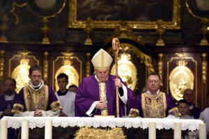 FOTO: Zore daroval mašo za domovino; v cerkvi Cerar, Janša, Brglez...